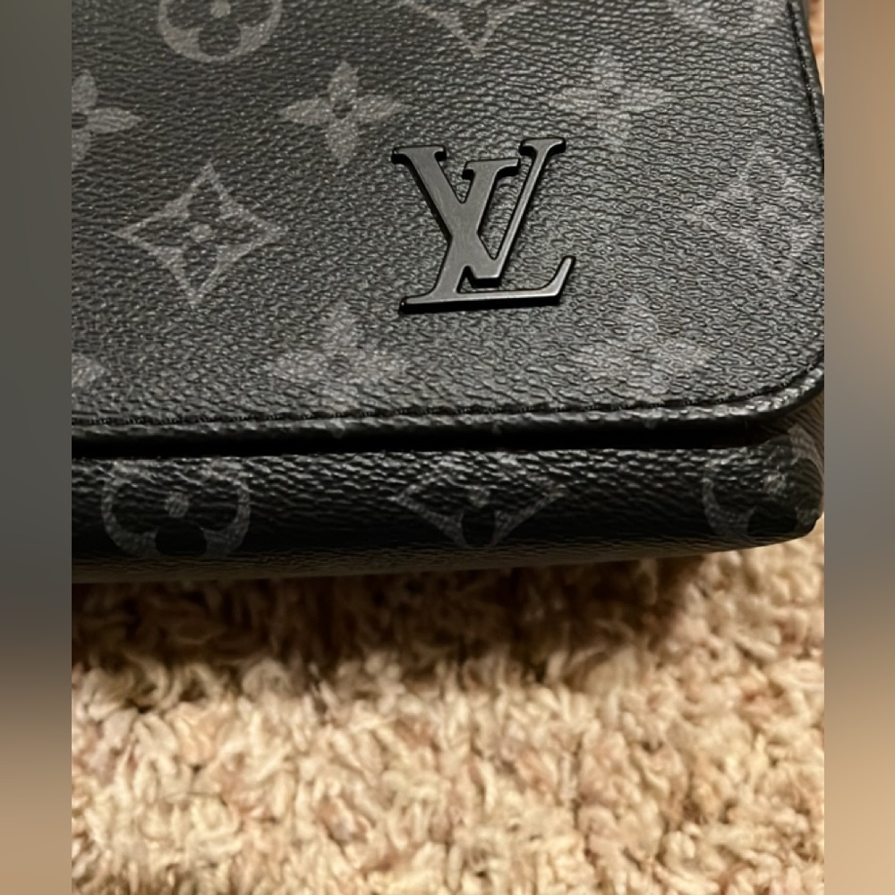 Louis Vuitton Messenger bag
